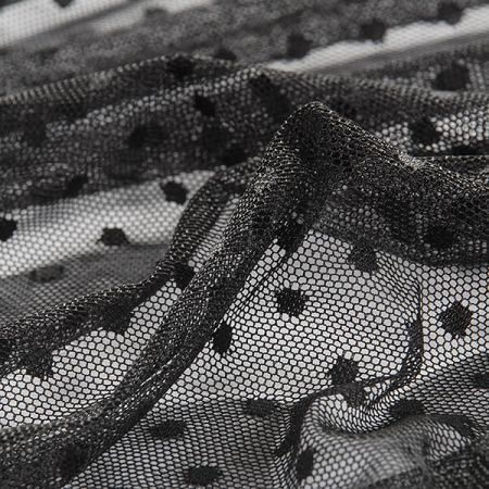 Pružný tyl s vyšitými puntíky v černé barvě