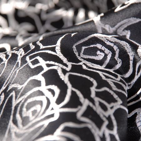 Látka brokát motiv květy černobílá