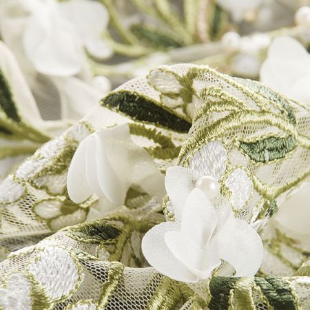 Krajka květinová výšivka na tylu s aplikací květů