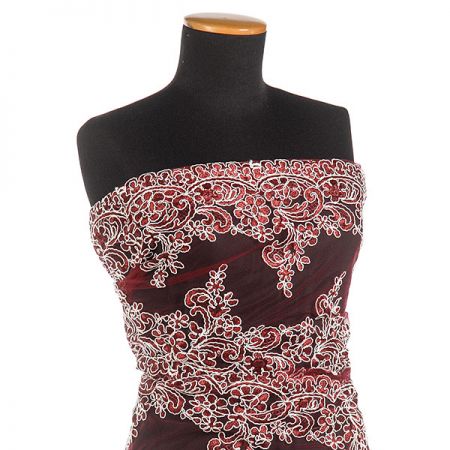 Krajkavlnková výšivka na tylu vínovobílá