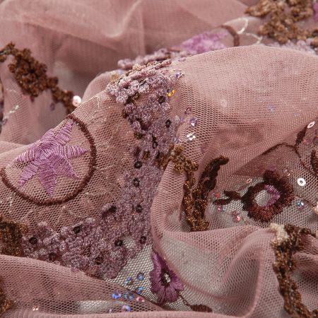 Krajka jemná romantická výšivka na tylu pudrová