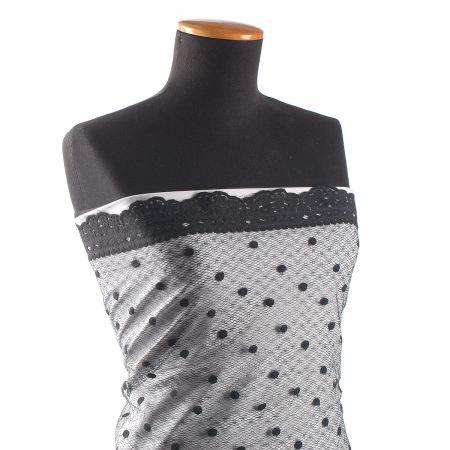 Tylová síť s výšivkou puntíků a krajkou černá