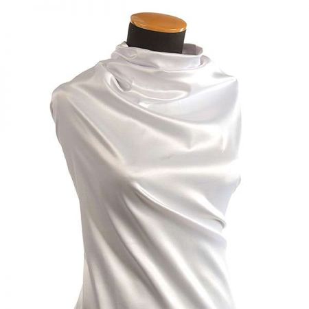 Satén pružný lomená bílá