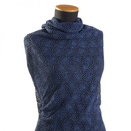 Efektní hrubá krajka vzor květů tmavší modrá