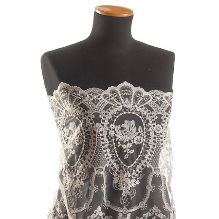 Krajka bordurová výšivka květin na tylu smetanová 