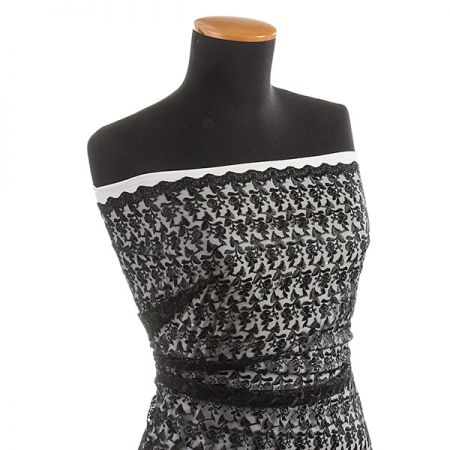 Krajka výšivka na tylu drobný květinový motiv černá