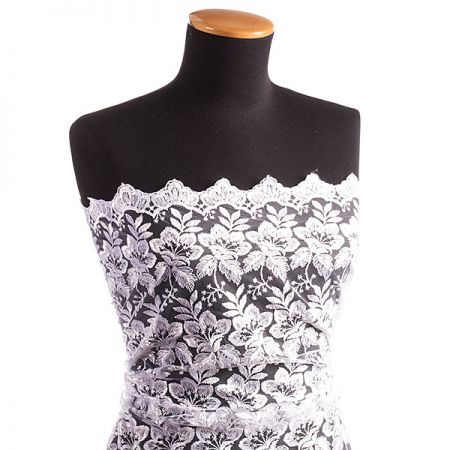 Krajka výšivka na tylu velký květ bílá