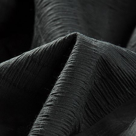 Šifon plisé se vzorem proužků černý