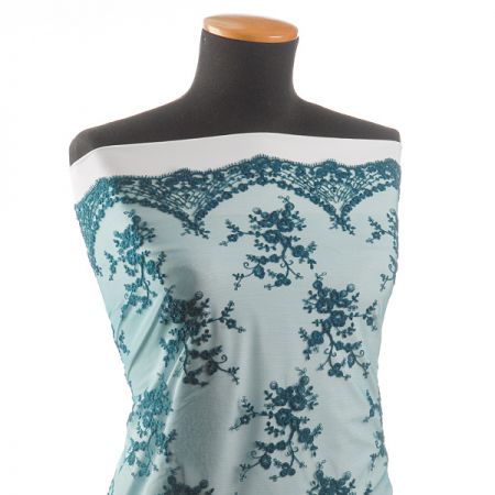 Krajka na tylu tyrkysová výšivka květin