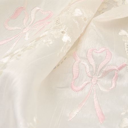 Vyšívaná madeira s bordurou v rokokovém stylu