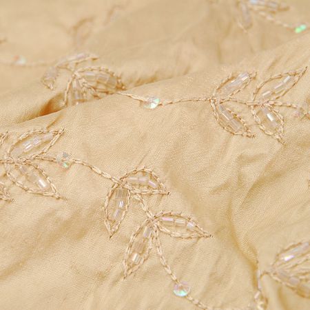 Vyšívaný šantung s rokajlem v krémové barvě