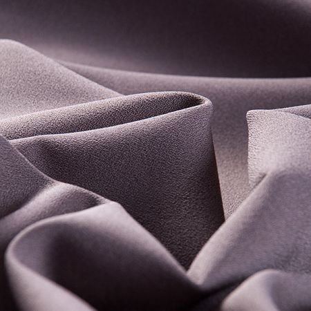 Kostýmová žoržetová látka šedohnědé barvy