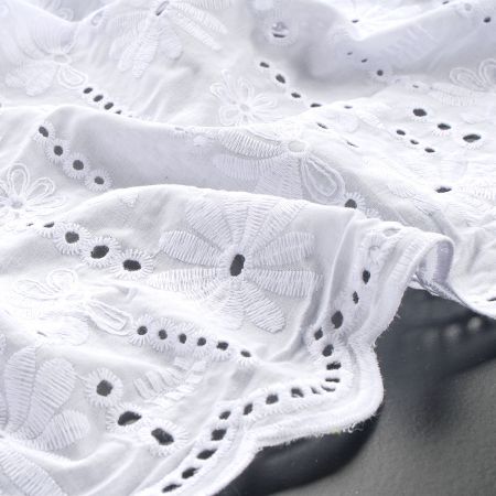 Krajka madeira celoplošná výšivka květ/puntík bílá