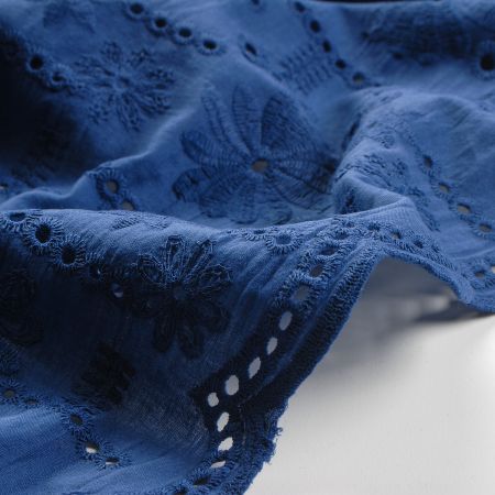 Krajka madeira celoplošná výšivka květ/puntík tm.modrá