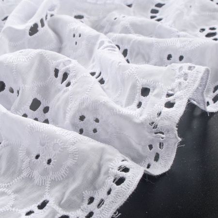 Krajka madeira celoplošná výšivka velký květ bílá