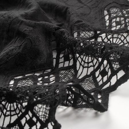 Bavlněná látka s výšivkou a hrubou krajkou černá