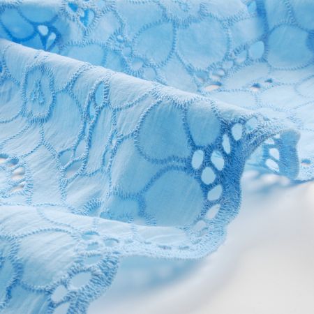 Krajka madeira celoplošná výšivka velký květ sv.modrá