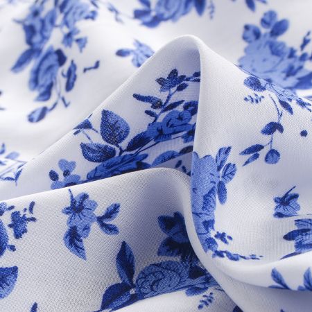 Viskozová šatová látka folklórní květy v modrobílé