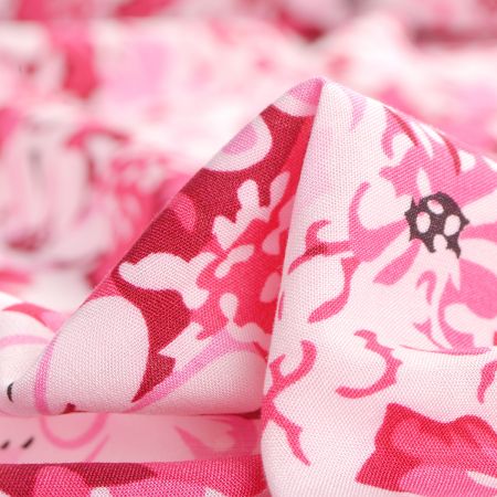 Viskozová šatová látka květy louka červenorůžová