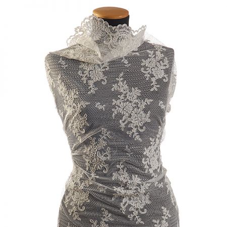 Tylová krajka květinová výšivka slonová kost