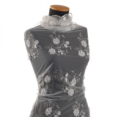 Krajka na tylu s květinovým aplikacemi šedobílá/stříbro