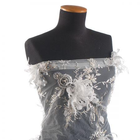 Krajka tylová s květinovými aplikacemi