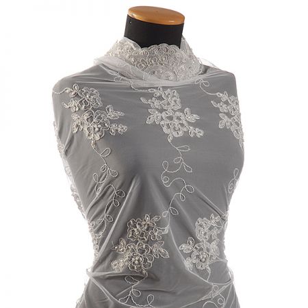 Efektní krajka stříbrná výšivka na tylu perličky