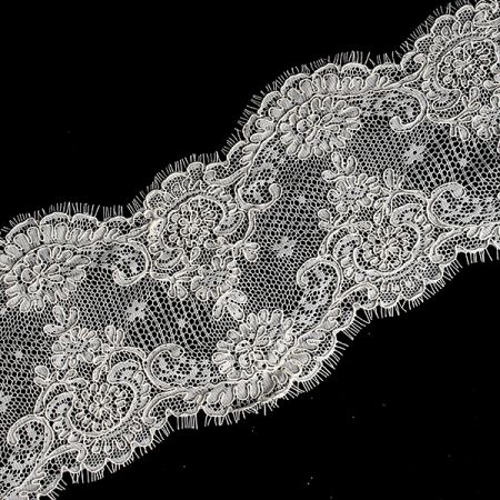 Krajková aplikace výšivka na tylu bílá