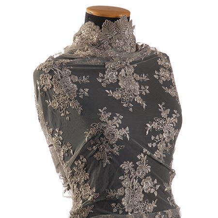 Efektní krajka výšivka na tylu květinový motiv šedá