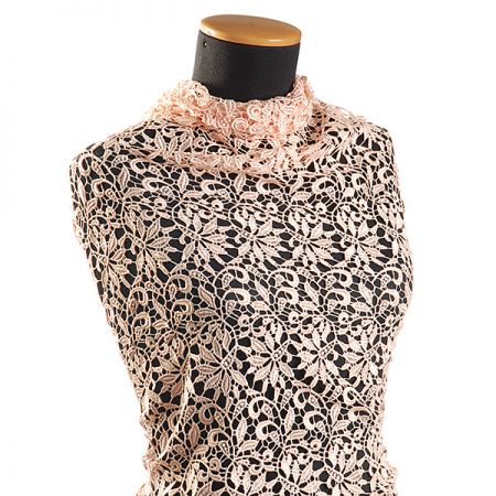 Efektní hrubá krajka motiv květ/ornament broskvová