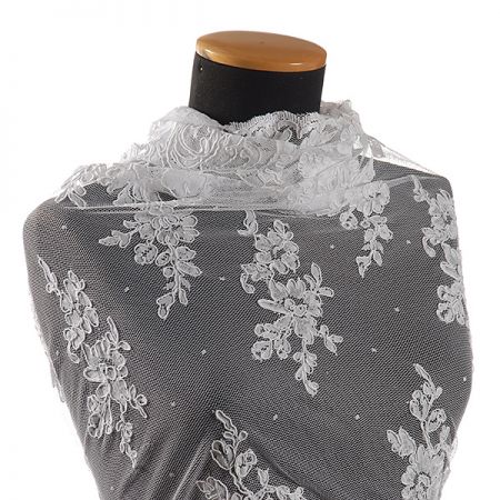 Krajka/tyl s puntíky a květinovou výšivkou bílá 