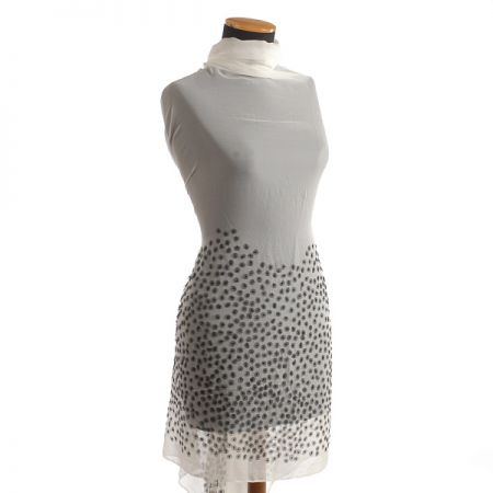 Hedvábný žoržet s tylovou aplikací slonová kost