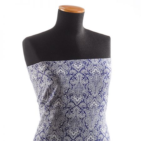 Viskozová šatová látka ornament modrá/bílá