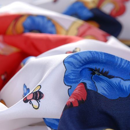 Hodvábny krepdešín tlač motýle červená / modrá / biela