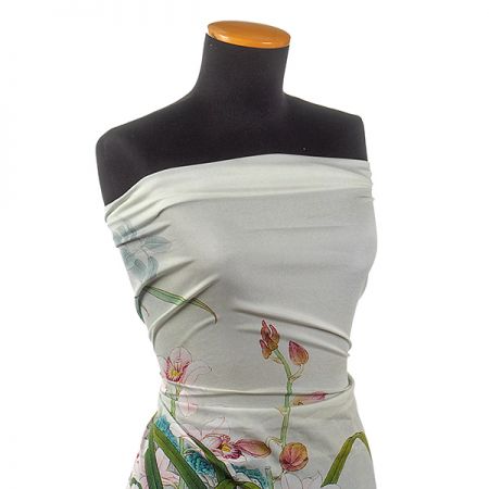 Hedvábný satén květinový motiv