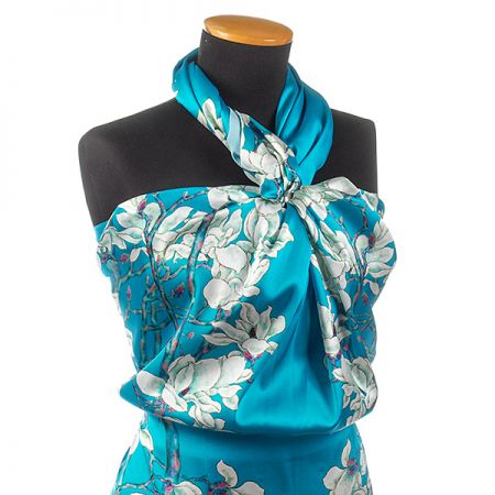 Hedvábný satén květinový motiv tyrkysový