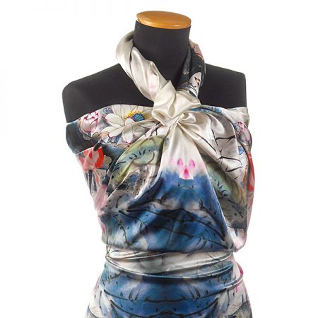 Hedvábný satén květinový motiv leknín