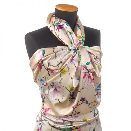 Hedvábný satén květinový motiv magnolie