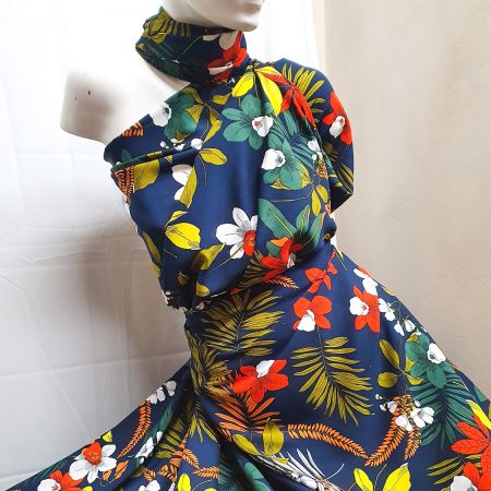 Viskozová šatová látka tisk květiny tm.modrá