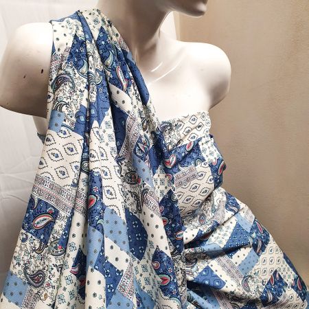 Viskozová šatová látka tisk patchwork modrobílý