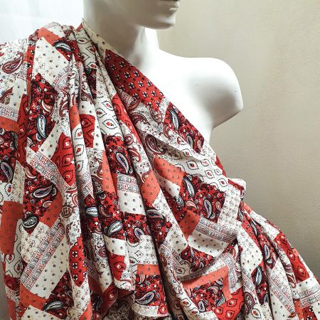 Viskozová šatová látka tisk patchwork červenobílý
