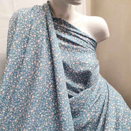 Viskozová šatová látka tisk drobné květy sv. modrá