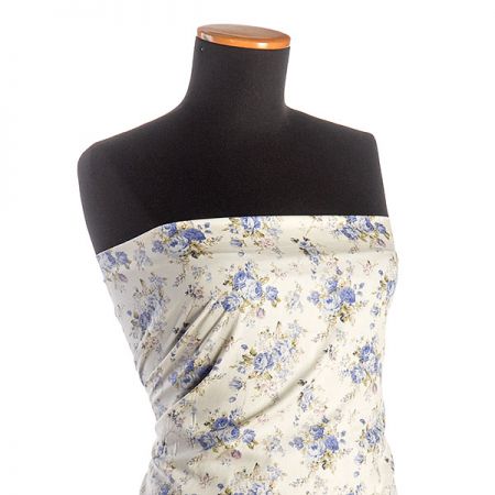 Bavlněná látka z kolekce Dapper s modrým kytičkovým motivem