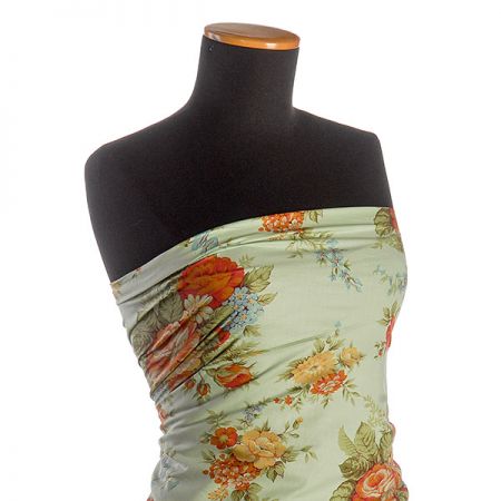 Bavlněné plátno světle zelená s květinovým vzorem