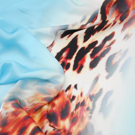 Efektní satén blankytná/gepard
