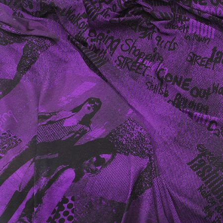 Úplet postavy v barvách fialovočerné