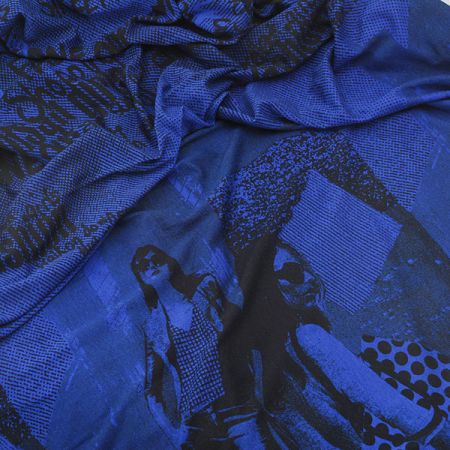 Úplet postavy v barvách modročerné