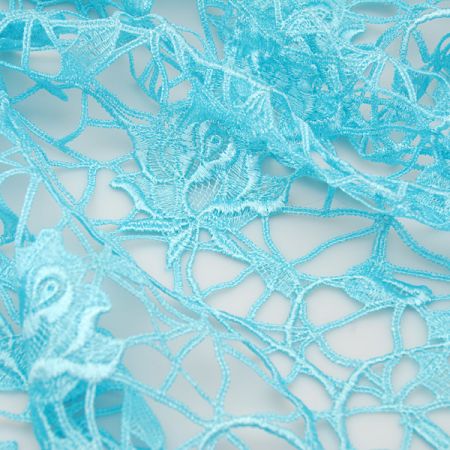 Efektní krajka síť protkaná růžemi tyrkysové barvy
