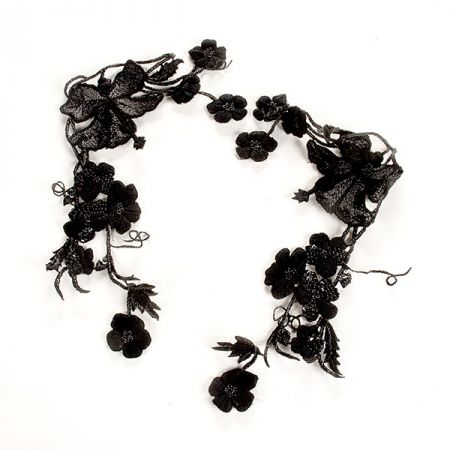 Květinová aplikace s flitry černé barvy