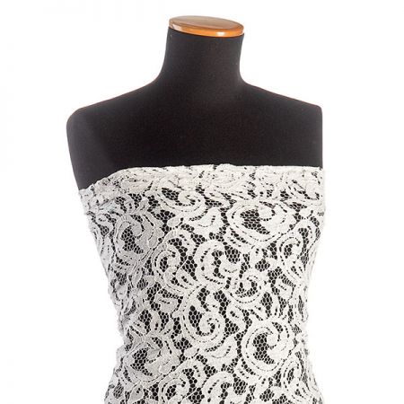 Krajka na tylu s velkými oky bílá